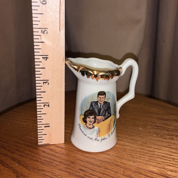 Made in USA miniature pitcher John F Kennedy & Mrs. Kennedy porcelain gold leaf - Picture 5 of 6